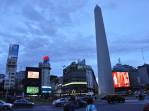 A noite cai e as luzes se acendem em Buenos Aires, capital da Argentina